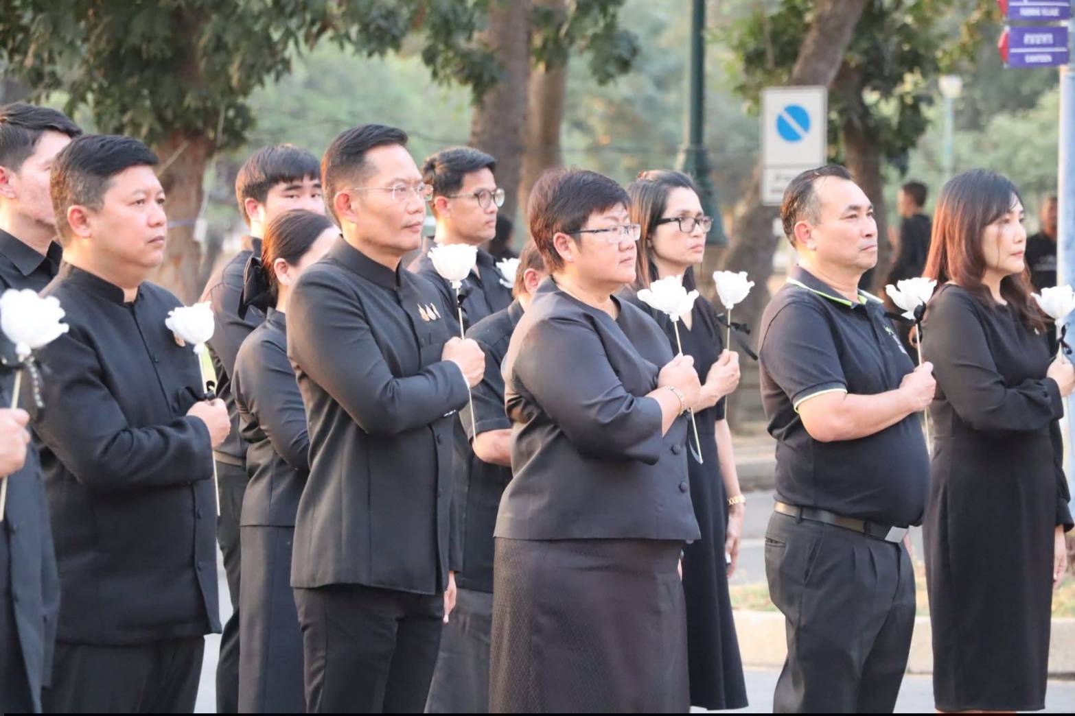 title - ผู้อำนวยการศูนย์ส่งเสริมและพัฒนาอาชีพเสริมนอกภาคการเกษตร ร่วมกิจกรรมแสดงความอาลัยและแสดงความจงรักภักดีสมเด็จพระนางเจ้าสิริกิต์ พระบรมราชินีนาถ พระบรมราชชนนีพันปีหลวง โครงการหนึ่งความดี ล้านความรัก ภูมิใจพรรคพระพันปีหลวง ณ ศาลาพระมิ่งขวัญ ศูนย์ส่งเสริมและพัฒนาอาชีพเสริมนอกภาคการเกษตร (ศูนย์ศิลปาชีพบางไทรฯ (เดิม))